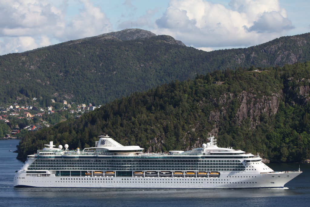 El Brilliance of the Seas navegando por el Norte de Europa (Bergen) CRUCEROS NORTE DE EUROPA ROYAL CARIBBEAN CRUCEROS BRILLIANCE OF THE SEAS CRUCEROS BALTICO CRUCEROS FIORDOS NORTH EUROPE CRUISES ROYAL CARIBBEAN